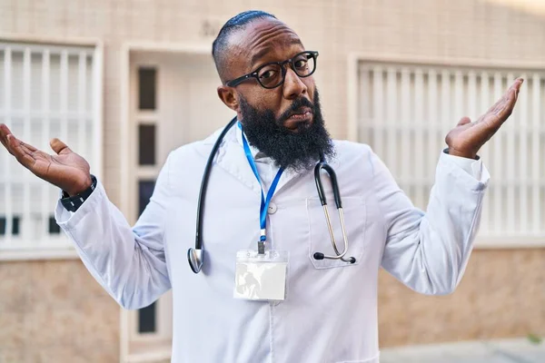 Uomo Afroamericano Con Uniforme Medico Stetoscopio Che Urla Urla Forte — Foto Stock