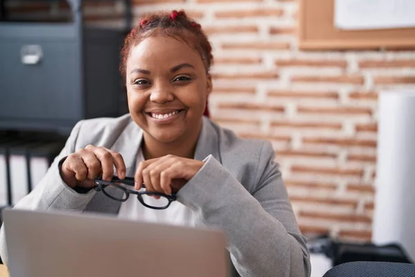 Africano Americano Mulher Trabalhador Negócios Usando Laptop Segurando Óculos Escritório — Fotografia de Stock