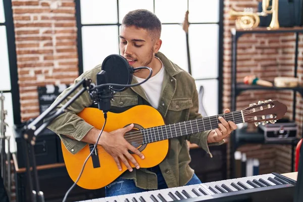 Genç Spanyol Müzisyen Müzik Stüdyosunda Klasik Gitar Çalarak Şarkı Söylüyor — Stok fotoğraf