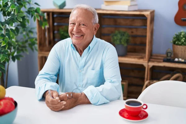 Ηλικιωμένος Γκριζομάλλης Πίνει Καφέ Καθισμένος Στο Σπίτι — Φωτογραφία Αρχείου