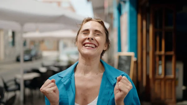 Mujer Joven Sonriendo Confiado Sorprendido Calle — Foto de Stock