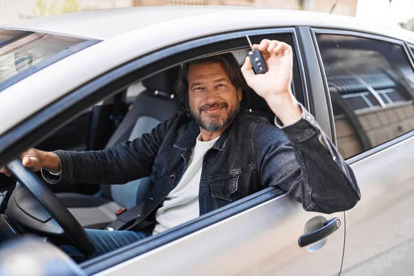 Medelålders Man Ler Säker Håller Nyckeln Till Bil Gatan — Stockfoto