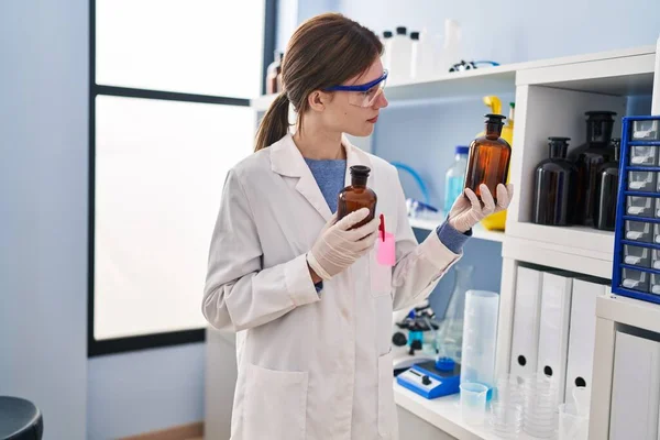 Junge Blonde Wissenschaftlerin Hält Flaschen Mit Flüssigkeit Labor — Stockfoto