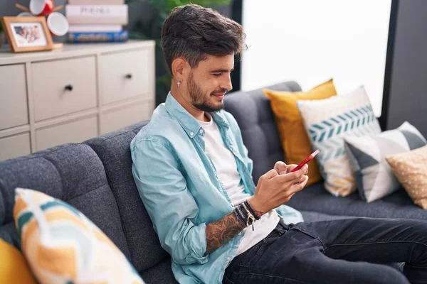 Evdeki Kanepede Oturan Akıllı Telefon Kullanan Genç Bir Spanyol — Stok fotoğraf