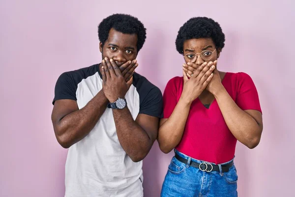 Jeune Couple Afro Américain Debout Sur Fond Rose Choqué Couvrant — Photo