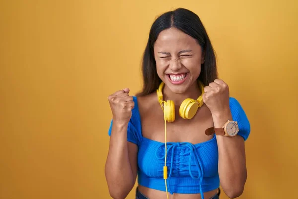 Mujer Joven Hispana Pie Sobre Fondo Amarillo Muy Feliz Emocionada —  Fotos de Stock