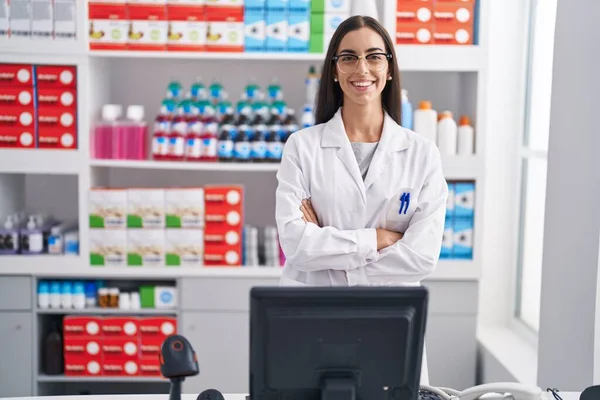 Young Beautiful Hispanic Woman Pharmacist Smiling Confident Standing Arms Crossed — Zdjęcie stockowe