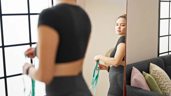 Joven Mujer Hispana Hermosa Usando Ropa Deportiva Que Mide Cintura —  Fotos de Stock
