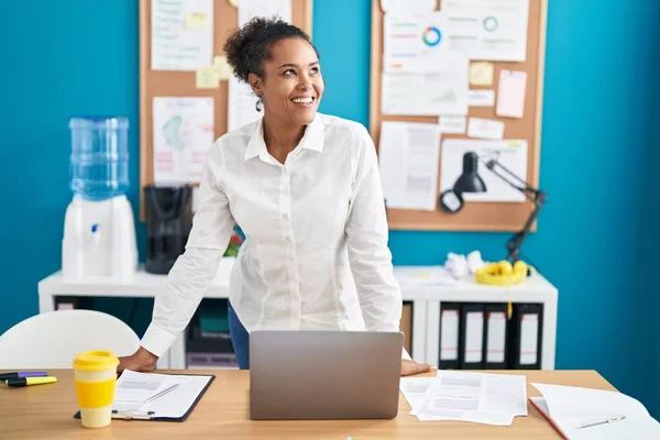 African American Woman Business Worker Smiling Confident Standing Desk Office — Stock Photo, Image