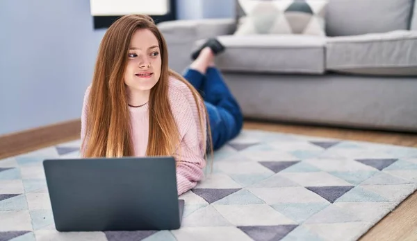 Genç Beyaz Kadın Evde Yerde Dizüstü Bilgisayar Kullanıyor — Stok fotoğraf