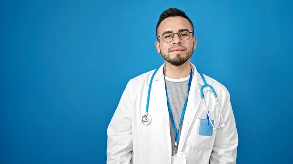 Homme Hispanique Médecin Debout Avec Une Expression Sérieuse Sur Fond — Photo
