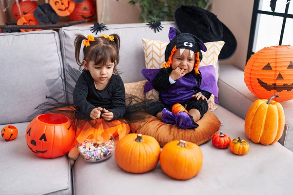 Adorable Chico Chica Teniendo Fiesta Halloween Sosteniendo Caramelos Casa —  Fotos de Stock