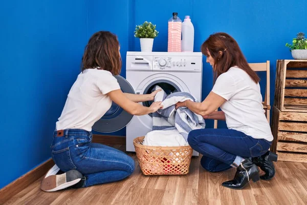 Two Women Mother Daughter Washing Clothes Laundry Room — Fotografia de Stock