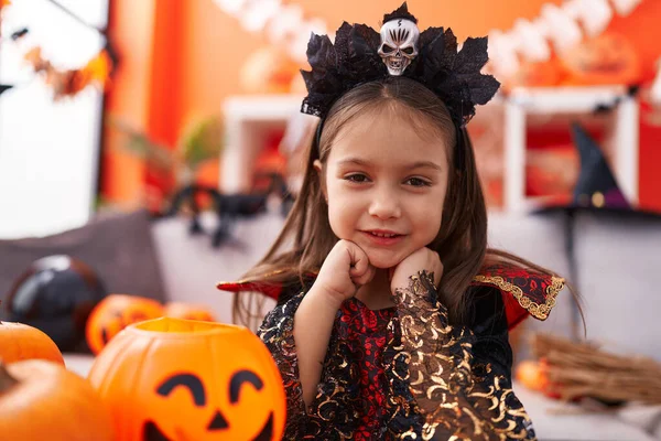 Rozkošná Hispánská Dívka Nosí Halloween Kostým Drží Dýňový Koš Doma — Stock fotografie