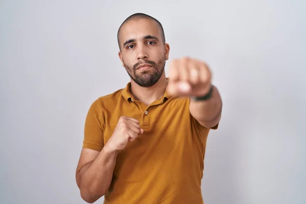 髭を生やしたヒスパニック系の男は戦うために拳をパンチ白い背景に立って 積極的かつ怒りの攻撃 脅威と暴力 — ストック写真