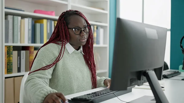 Afrykańska Kobieta Plecionymi Włosami Student Pomocą Komputera Bibliotece Uniwersyteckiej — Zdjęcie stockowe