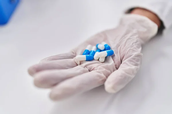 Giovane Scienziata Latina Possesso Pillole Laboratorio — Foto Stock