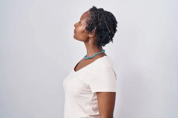 Beyaz Arka Plan Üzerinde Duran Afrikalı Kadın Yan Tarafa Bakıyor — Stok fotoğraf