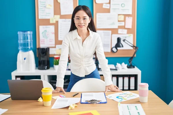 Young Chinese Woman Business Worker Smiling Confident Standing Desk Office — ストック写真