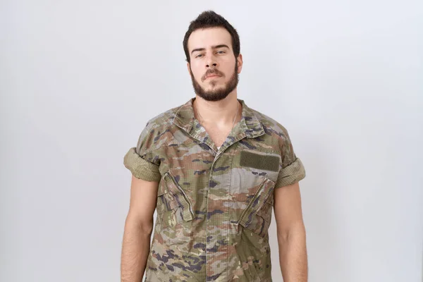 Ung Latinamerikansk Man Klädd Kamouflageuniform Avslappnad Med Allvarliga Ansiktsuttryck Enkel — Stockfoto