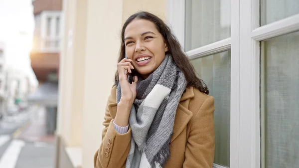Ung Vacker Latinamerikansk Kvinna Talar Telefon Gatan — Stockfoto