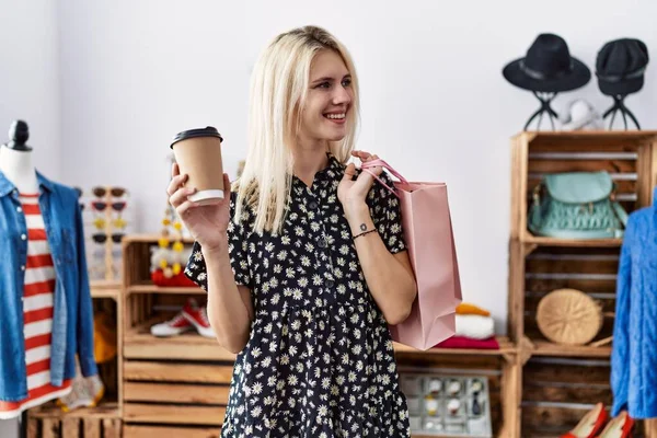 Joven Mujer Rubia Sonriendo Confiada Sosteniendo Bolsas Compras Café Tienda —  Fotos de Stock