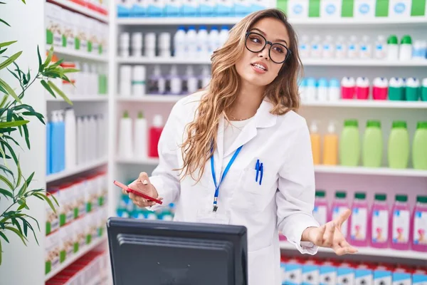 Young Beautiful Hispanic Woman Pharmacist Speaking Pharmacy — Stock Photo, Image