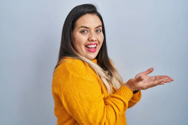 Young Hispanic Woman Standing Isolated Background Pointing Aside Hands Open — Stockfoto