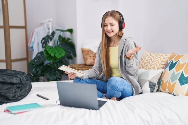 Jonge Kaukasische Vrouw Studeren Met Laptop Zitten Het Bed Vieren — Stockfoto