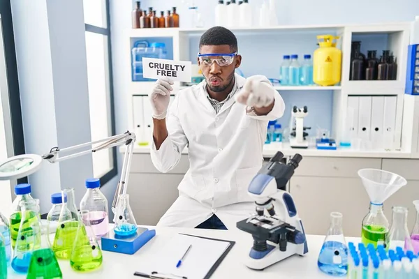 Afrikansk Amerikan Som Arbetar Grymhet Fritt Laboratorium Pekar Med Fingret — Stockfoto