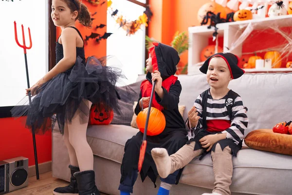 Gyerekek Csoportja Jelmezben Halloween Party Otthon — Stock Fotó
