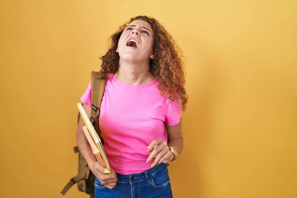 Young Caucasian Woman Wearing Student Backpack Holding Books Angry Mad — Stock Photo, Image