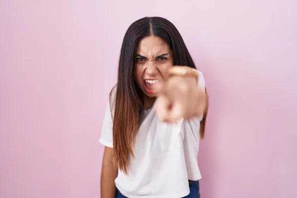 Mujer Árabe Joven Pie Sobre Fondo Rosa Señalando Disgustado Frustrado — Foto de Stock