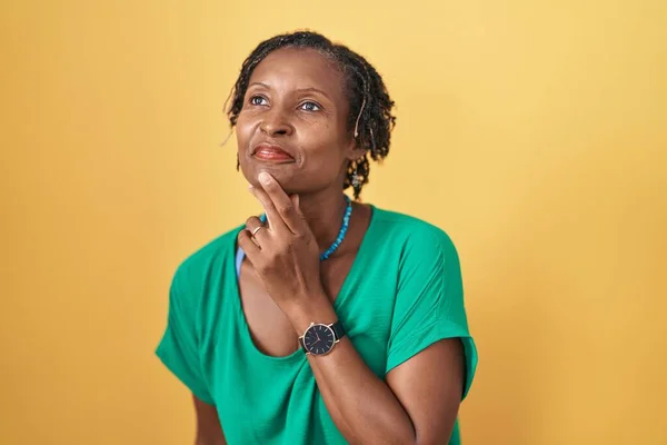 Mujer Africana Con Rastas Pie Sobre Fondo Amarillo Mirando Con — Foto de Stock