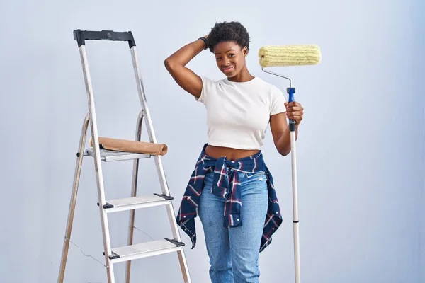 Mulher Afro Americana Segurando Pintor Rolos Confundir Perguntando Sobre Questão — Fotografia de Stock