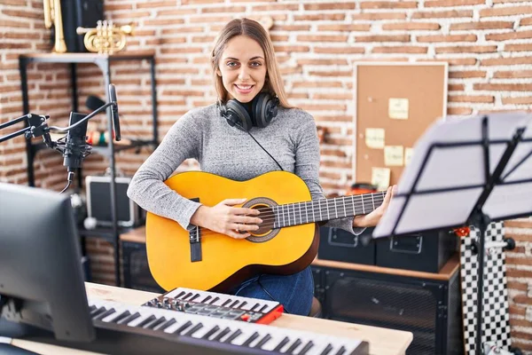 Genç Kadın Sanatçı Müzik Stüdyosunda Klasik Gitar Çalarak Şarkı Söylüyor — Stok fotoğraf
