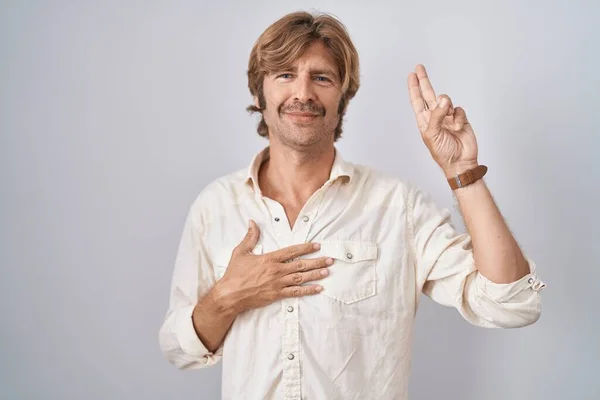 Middle Age Man Standing Isolated Background Smiling Swearing Hand Chest — Stock Photo, Image