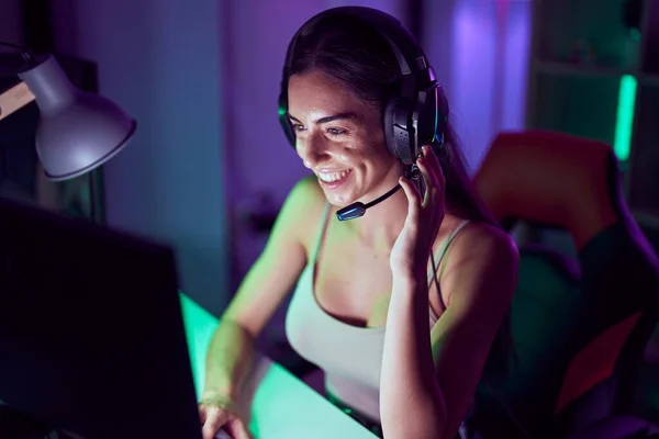Young Beautiful Hispanic Woman Streamer Playing Video Game Using Computer — Fotografia de Stock