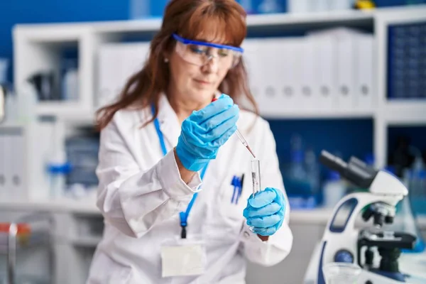 Kobieta Średnim Wieku Naukowiec Pomiaru Cieczy Laboratorium — Zdjęcie stockowe