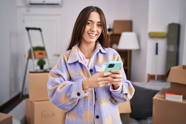 Young Beautiful Hispanic Woman Smiling Confident Using Smartphone New Home — Φωτογραφία Αρχείου