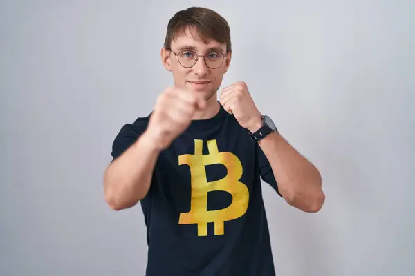 Kafkasyalı Sarışın Adam Bitcoin Tişört Giyiyor Dövüşmek Için Yumruk Atıyor — Stok fotoğraf