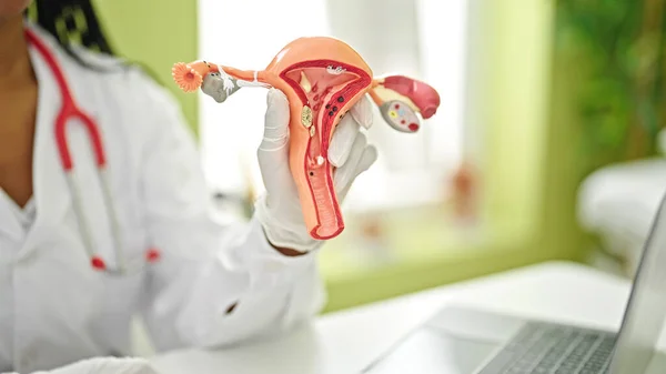 Afrikanische Ärztin Mit Anatomischem Gebärmuttermodell Klinik — Stockfoto