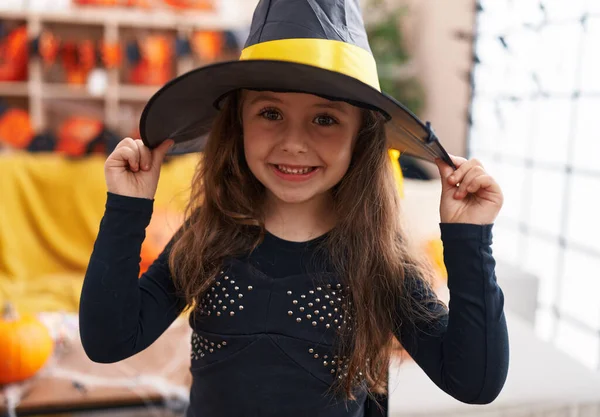 Adorável Menina Hispânica Vestindo Traje Bruxa Tendo Festa Halloween Casa — Fotografia de Stock