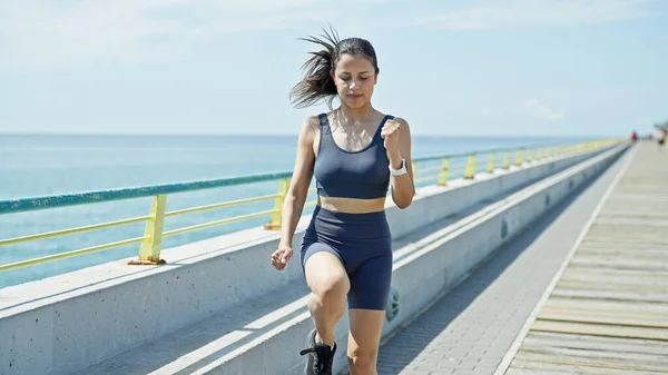 Junge Schöne Hispanische Frau Sportkleidungstraining Meer — Stockfoto