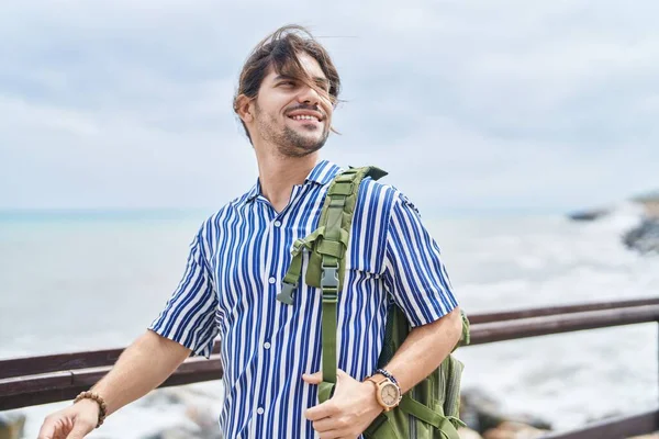 Young Hispanic Man Tourist Smiling Confident Wearing Backpack Seaside — Stock Photo, Image