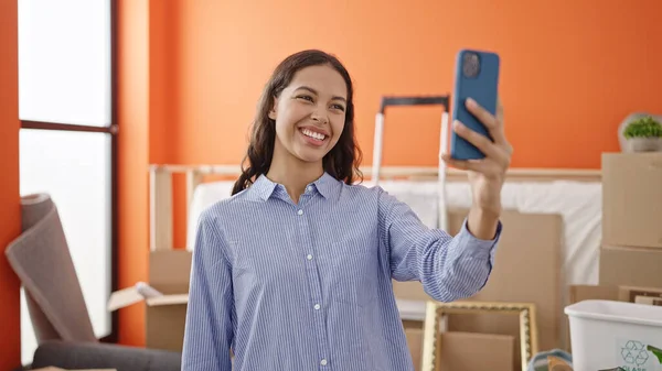 Joven Hermosa Mujer Hispana Sonriendo Confiada Hacer Selfie Con Smartphone — Foto de Stock