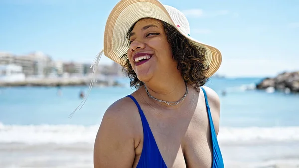 Mladý Krásný Latina Žena Turista Úsměv Jistý Nošení Plavky Letní — Stock fotografie