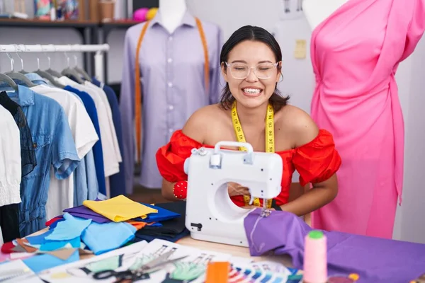 Латиноамериканка Дизайнер Одежды Помощью Швейной Машинки Улыбается Громко Смеется Потому — стоковое фото