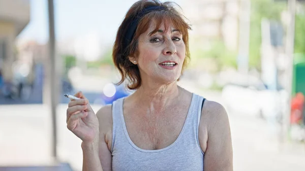 Frau Mittleren Alters Raucht Und Spricht Auf Der Straße — Stockfoto