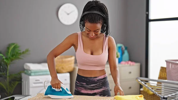 Mujer Afroamericana Escuchando Música Planchando Ropa Lavandería —  Fotos de Stock